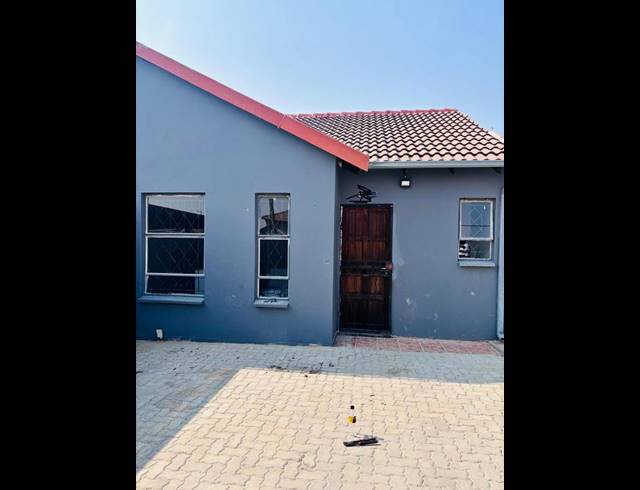 2 BEDROOM PROPERTY TO RENT IN FLEURHOF